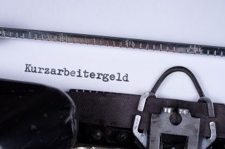 Foto: Schreibmaschine mit Aufschrift Kurzarbeitergeld